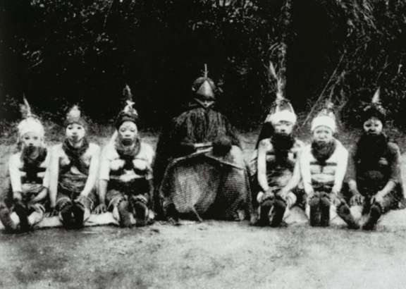 "Sande" mask surrounded by young initiates, circa 1891. © T.J. Alldridge © D.R.