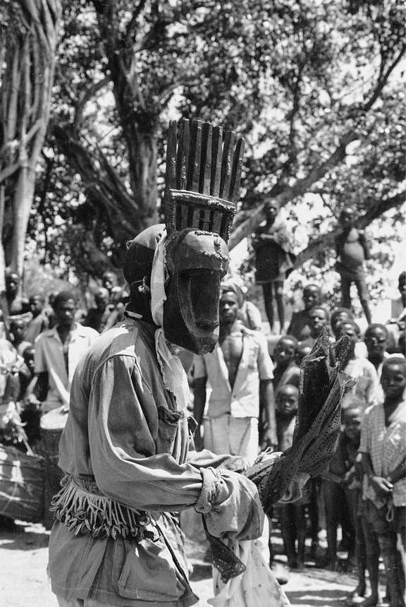 Sortie de masque du "N’tomo" en 1970. Mali, quartier de Bamako. © Eliot Elisofon Photographic Archives - National Museum of African Art Smithsonian Institution