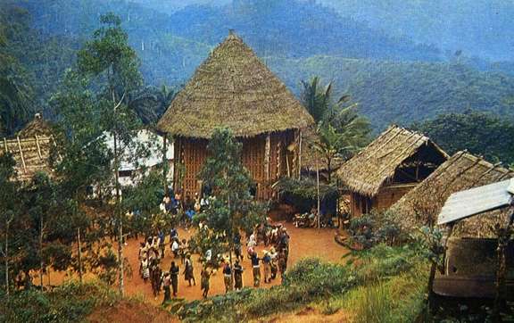 Vue de la case de rencontre de Fontem (Grasslands, Cameroun), années 1960. © D.R.