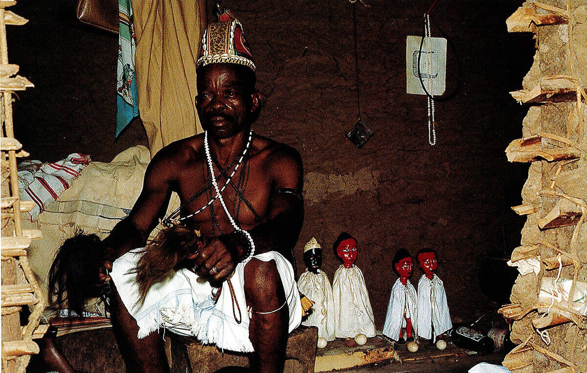 Le devin Kataké dans son sanctuaire, où sont conservées ses statuettes d’asie usu et son matériel rituel. Lolobo, région Nanafwé, 1993. © Susan Mullin Vogel