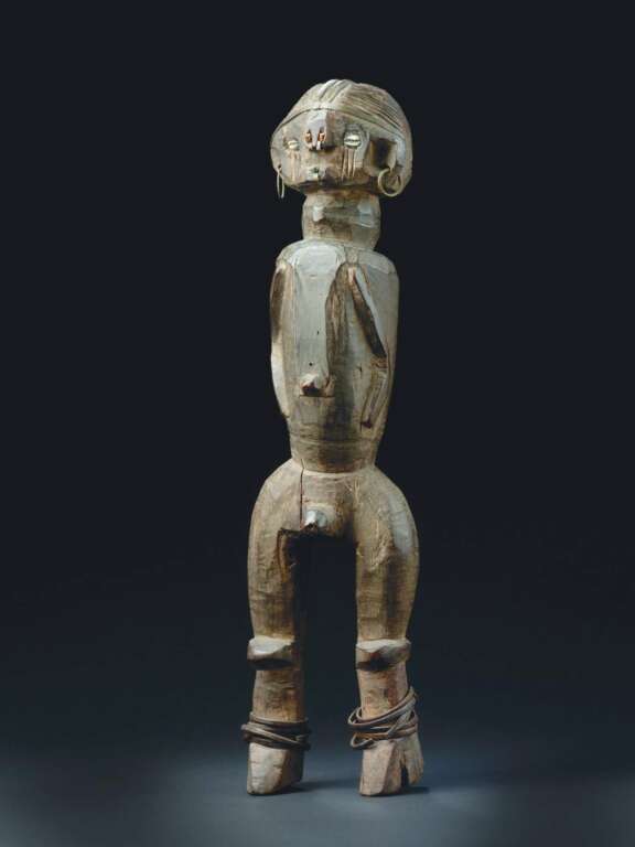 Male Gbaya statue, Central African Republic. Wood, metal and cowries. Photo Maureen Vincke © Tribal Art SPRL