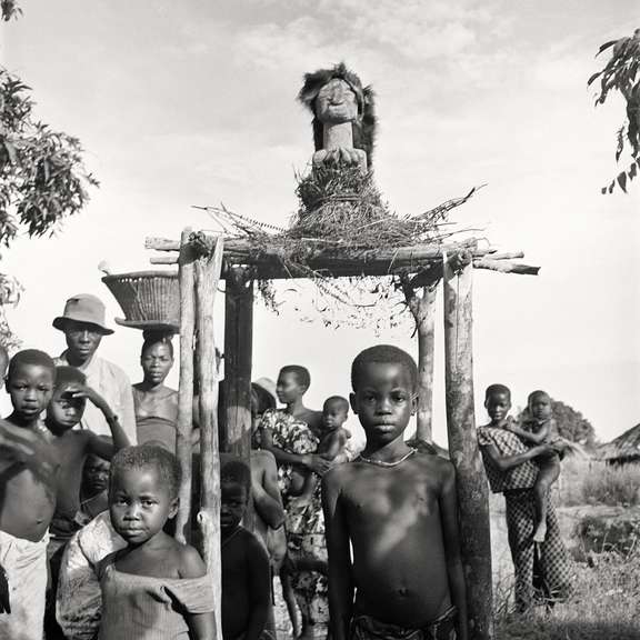 Statue "nkishi" protégeant le village, région Nsapo, 1947.    © Eliot Elisofon Photographic Archives - National Museum of African Art Smithsonian Institution