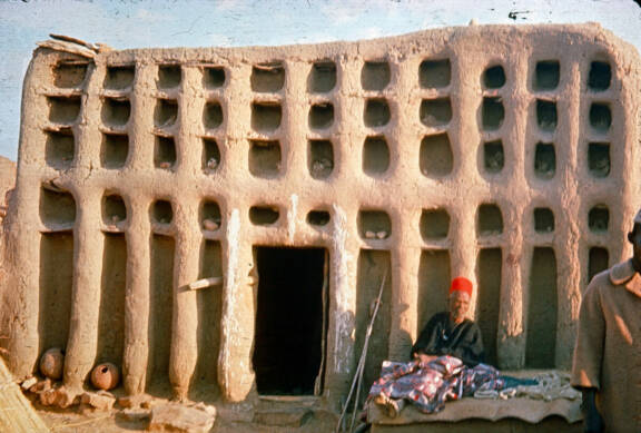 Ginna, grande maison de famille. Ogol du haut, Mali. Photographie de Francine Ndiaye, 1972. Musée du quai Branly - Jacques Chirac, Paris (inv. PF0167906) © Musée du quai Branly - Jacques Chirac 