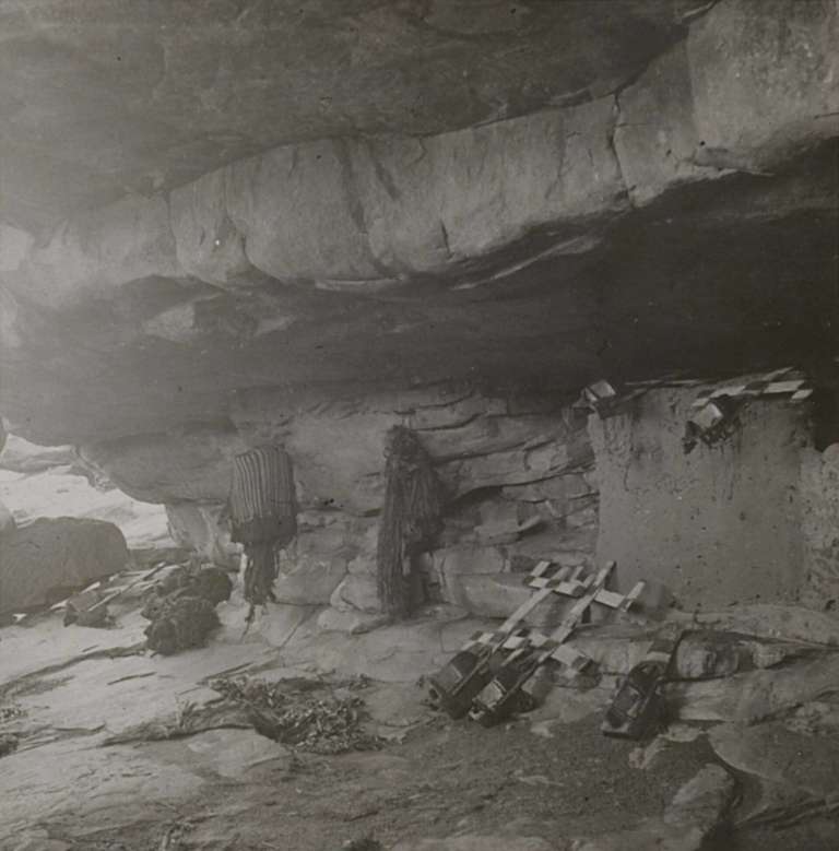 “Mask cave”. View of a shelter in which ritual objects and textiles are deposited. Ogol du Bas, Mali, Sanga, 1931.  Marcel Griaule © musée du quai Branly - Jacques Chirac