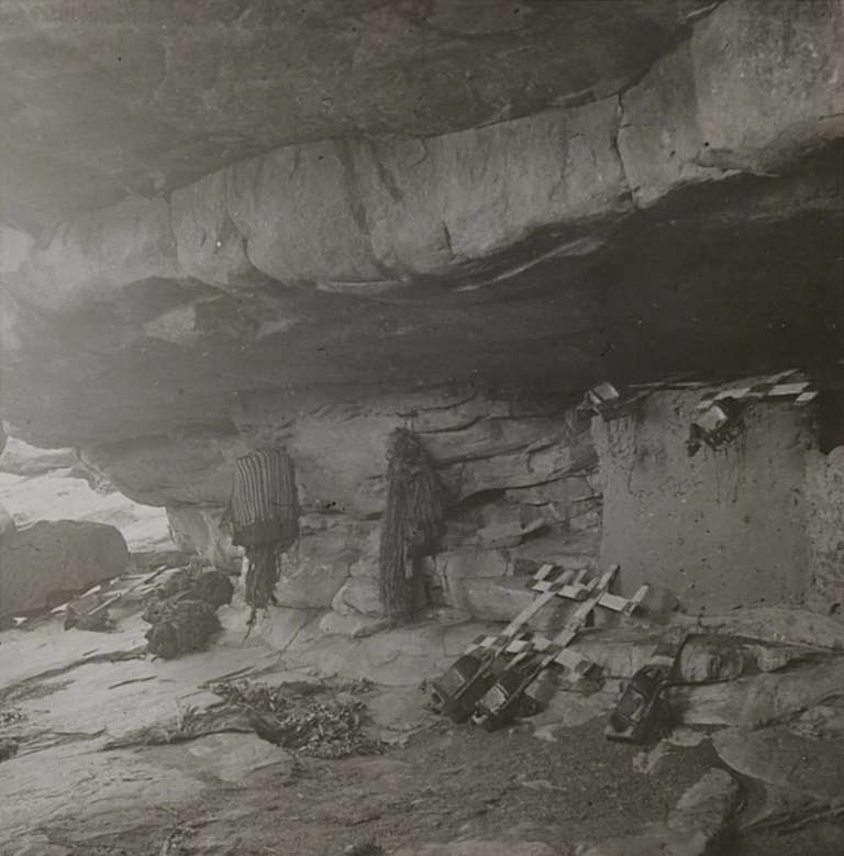 "Caverne des masques". Vue d'un abri dans lequel sont déposés des objets et textiles rituels. Ogol du bas, Mali, Sanga, 1931. Marcel Griaule © musée du quai Branly - Jacques Chirac