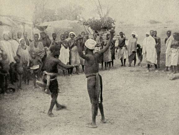 Fête du "N’tomo" avant la flagellation et les duels publics entre les enfants en phase d’apprentissage, vers 1900. Mali, entre Ségou et Bamako.	© Photothèque des Archives Générales des Missionnaires d'Afrique à Rome (A.G.M.Afr. Rome)