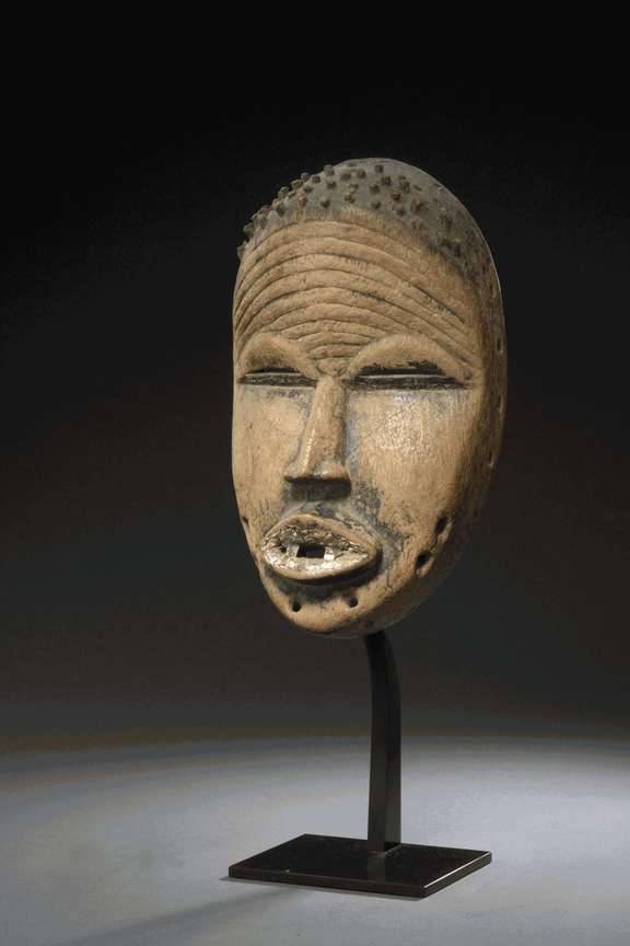 Masque facial. Libéria. Population dan. Ancienne collection Liliane et Michel Durand-Dessert. © DE BAECQUE & Associés