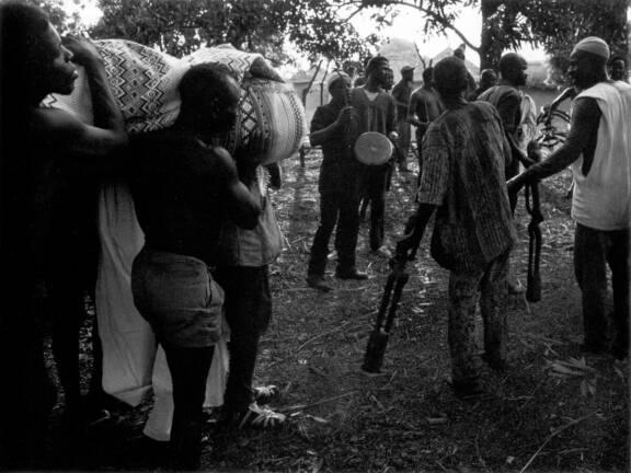Funérailles d’un homme. Tyelikaha, Sénoufo, Côte d’Ivoire. Photographie Till Förster, 1986 © Photo : Till Förster, 1986