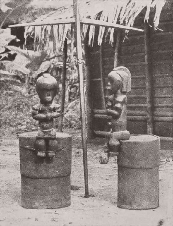 Eyema byeri reliquary guardians installed on their bark reliquary baskets, pre-1914. © Eliot Elisofon Photographic Archives - National Museum of African Art Smithsonian Institution