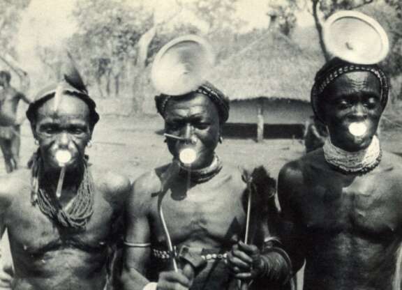 Quartz lip disc and labret, men from the Banda group. Central African Republic, Bambari Region, circa 1930. © René Moreau © D.R.