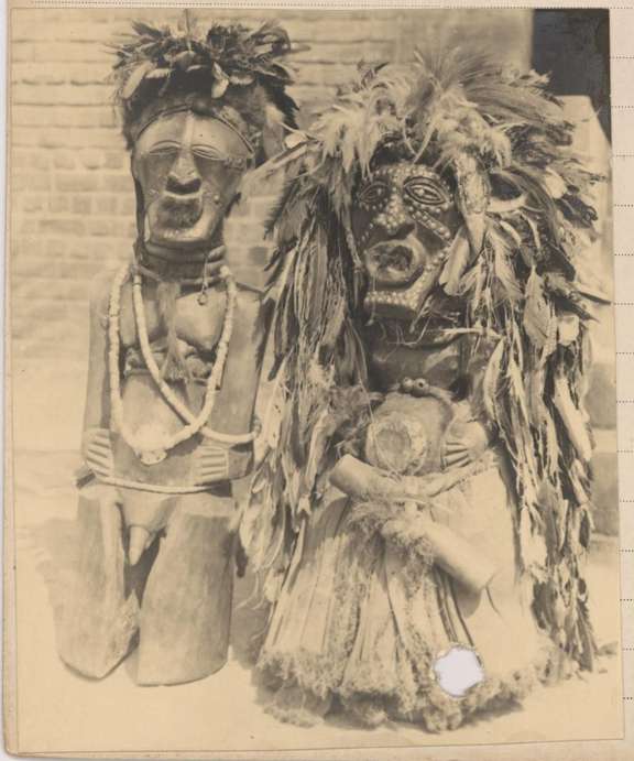 Deux "mankishi" parés, avant 1940. © AP.0.2.2314, collection RMCA Tervuren; photo H. Morlighem