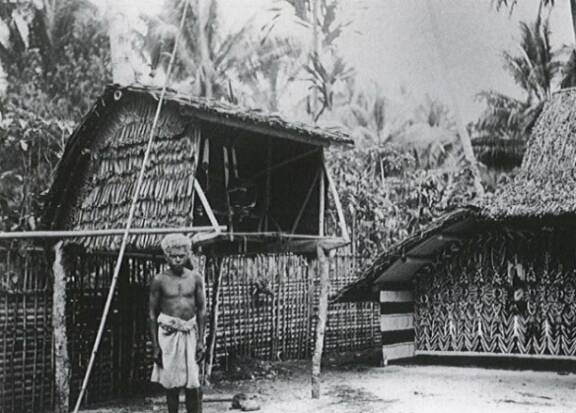 Maison de masques dans l’enclos malagan du village de Logogon, Nord de la Nouvelle-Irlande, photographie d’Alfred Bühler, 1931 © D.R. 