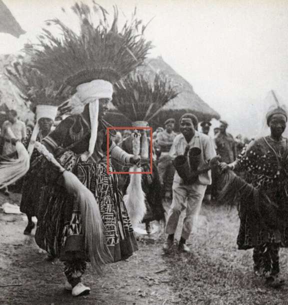King of Fontem wearing ivory bracelets during an "albin" ritual dance, 1960s. © D.R.
