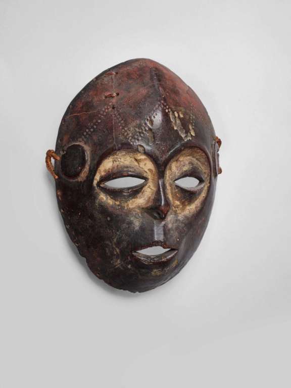 'Idimu' mask, Lega. © musée du quai Branly - Jacques Chirac, photo Claude Germain