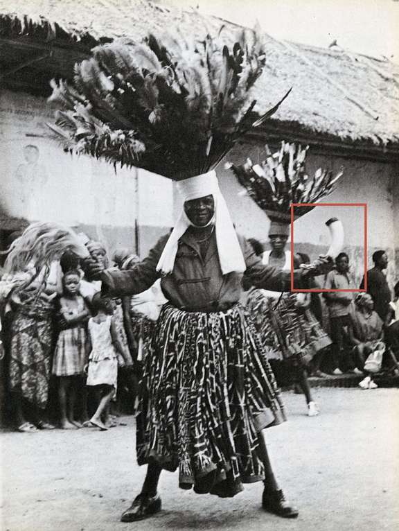 Roi de Fontem tenant une corne à boire lors de la danse rituelle albin, années 1960. © D.R.