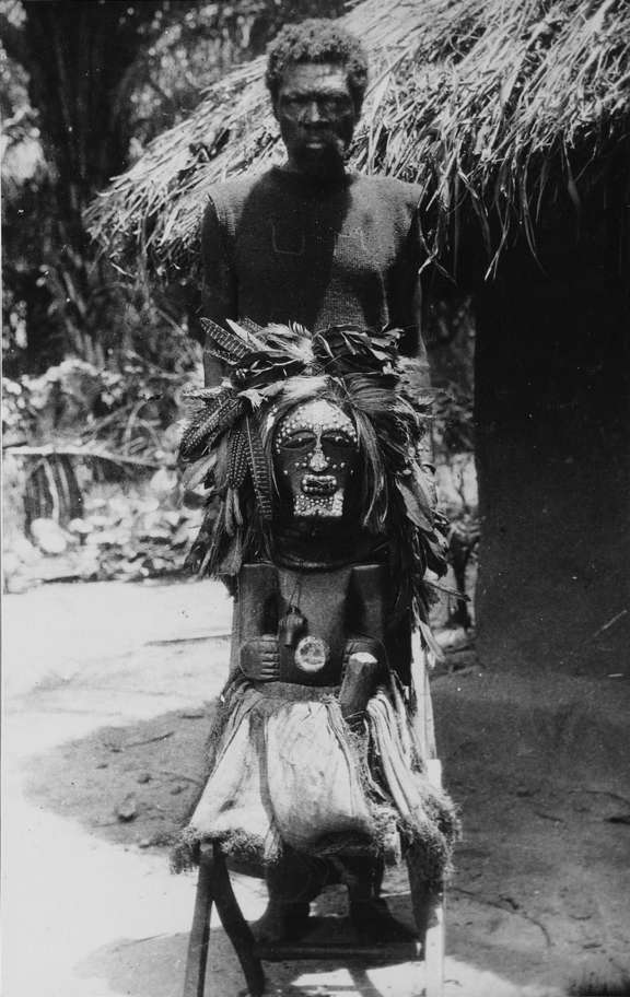 Statue "nkishi" portant le nom de Yankima dans le village de Ngoy Kiowe, territoire de Kabinda, vers 1936.	© EP.0.0.3423, collection MRAC Tervuren; photo Rev. W.F.P. Burton, 1936