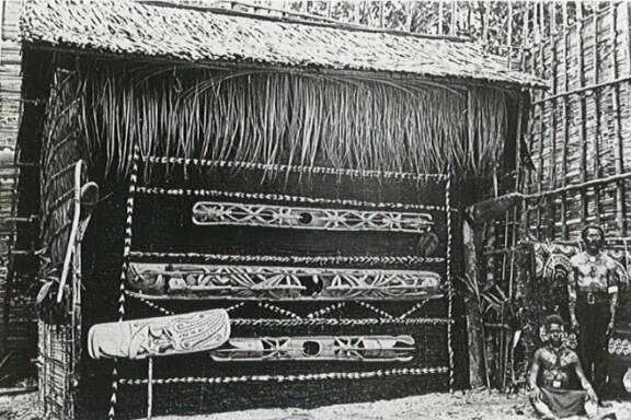 Cérémonie malagan avec frises d’oiseaux, nord de la Nouvelle-Irlande, photographie prise par Edgar Walden lors de la Deutsche Marine-Expedition, 1907-1909 © D.R.