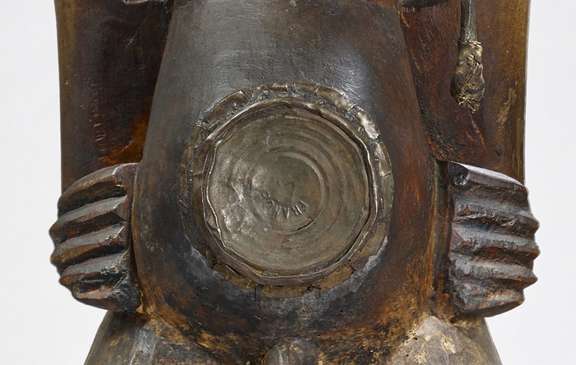Détail de la zone ventrale du nkishi songye © musée du quai Branly - Jacques Chirac, photo Claude Germain