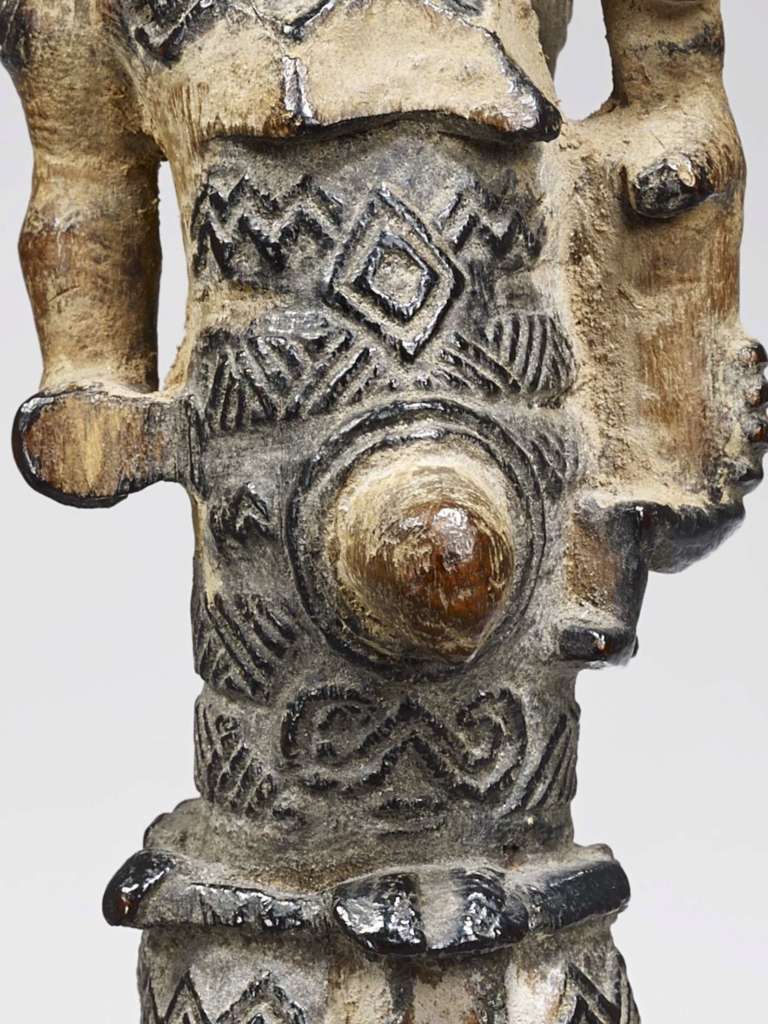 Detail of the umbilical area of the female bwanga bwa Cibola statue from the former Karel Timmermans and Marc Ladreit de Lacharrière collection. © musée du quai Branly - Jacques Chirac, photo Claude Germain