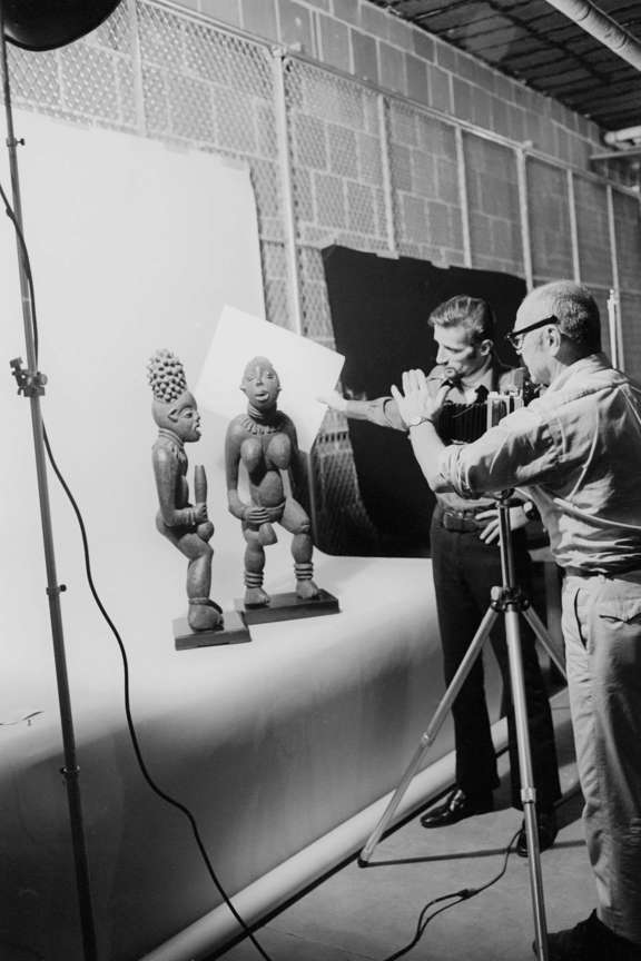 Eliot Elisofon taking a photograph of the Bangwa king and ‘queen’ for the exhibition African Sculpture, January 1970. © Courtesy of National Gallery of Art, Washington, DC, Gallery Archives