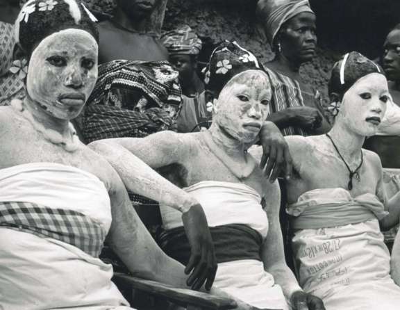 New sande initiates at an ndahiti celebration on the outskirts of Bo, 1974. © Rebecca Busselle