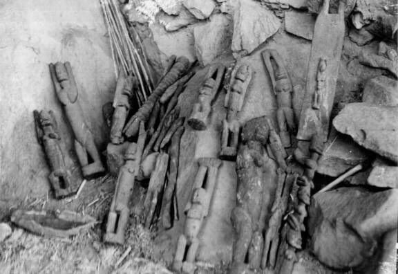 Sculptures. Village d’Ibi, Mali. Photographie de l’expédition Sahara-Soudan, 1935 © Fonds Marcel Griaule, Bibliothèque Éric-de-Dampierre, LESC/CNRS, Université Paris Nanterre