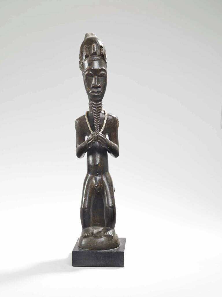Statue masculine assise asie usu, Baoulé, Côte d’Ivoire, 19e siècle, 70.2017.66.7