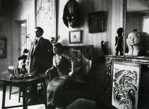 Daniel-Henry Kahnweiler and his wife in their apartment on Rue George-Sand, Paris, 1913. © Galerie Louise Leiris
