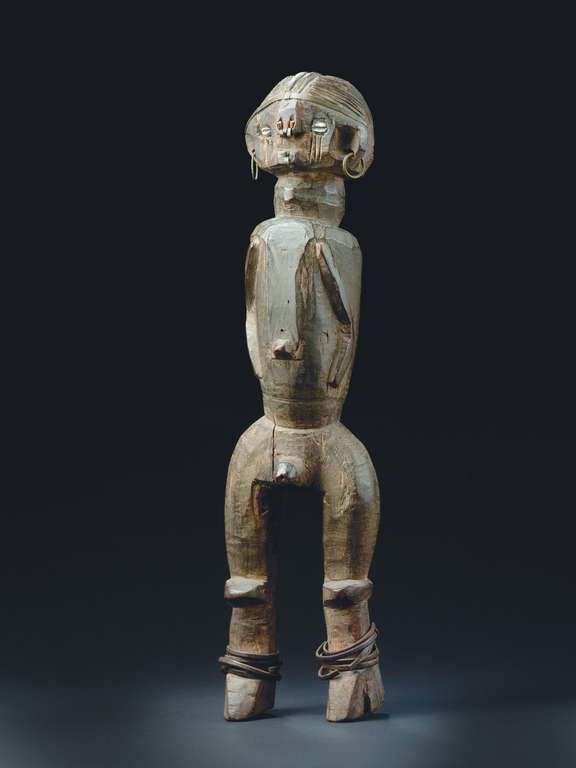 Statue masculine gbaya, République centrafricaine. Bois, métal et cauris.  Photo Maureen Vincke © Tribal Art SPRL