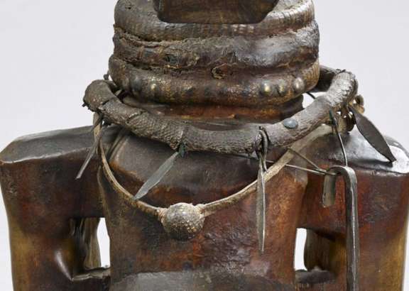 Detail of the neck and finery of the Songye nkishi. © musée du quai Branly - Jacques Chirac, photo Claude Germain