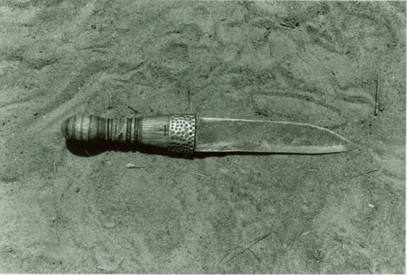 Knife for finishing sculptures, particularly for details and for patterns, the blade being heated in the latter case. The whole of these tools are usually made by the smith himself. Mali, Jitumu region. © Courtesy of Professor Sarah Brett-Smith