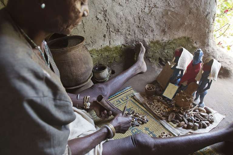 Sando (devineresse/devin) durant une session de divination. Nafoun, Côte d’Ivoire, novembre 2013. © Photo : T Förster