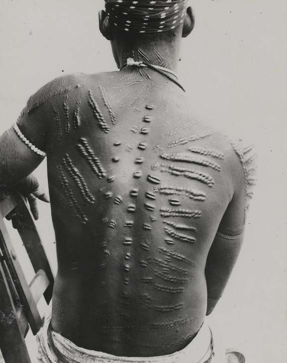 Femme Sango. Tatouage de dos. (Dongo) © AP.0.0.12280, collection MRAC Tervuren; photo mission A. Hutereau, 1913